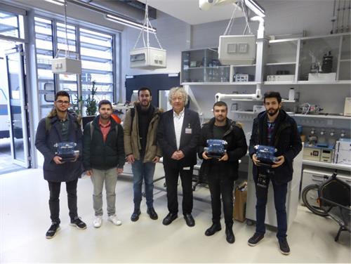 Prof. Dr. Konradin Weber mit Erasmus-Studenten im Labor für Umweltmesstechnik der HSD. Foto: HSD